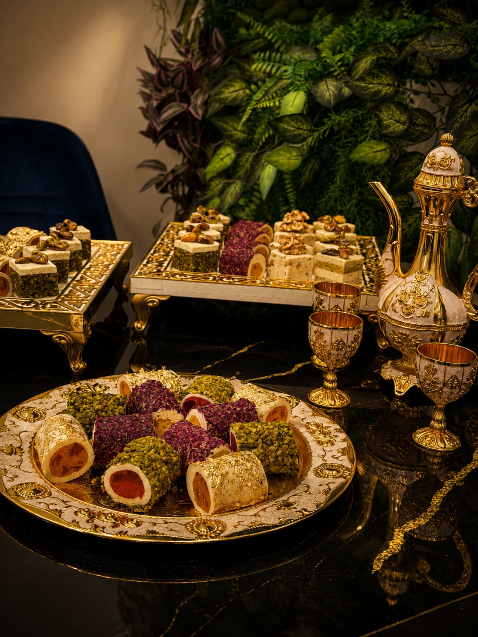 Plateau de pâtisseries orientales dans le salon de thé
