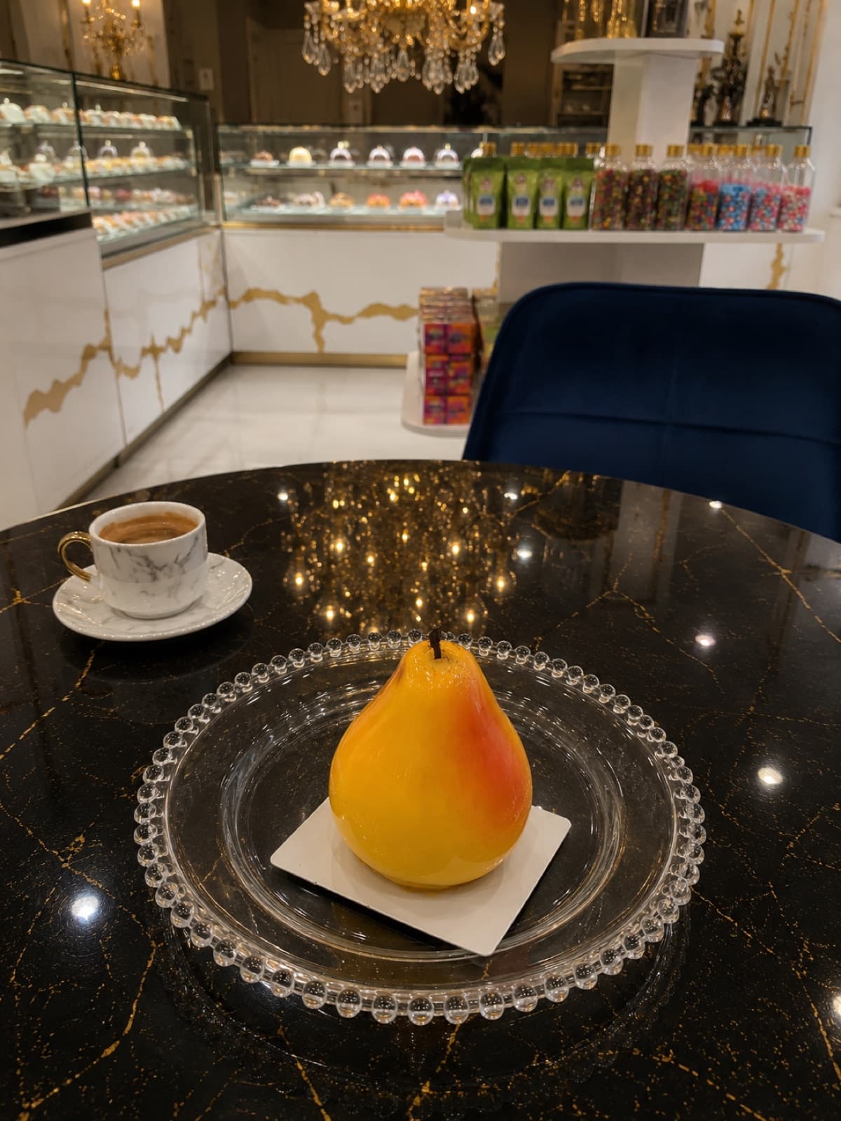 Pâtisserie trompe-l'oeil en forme de poire jaune