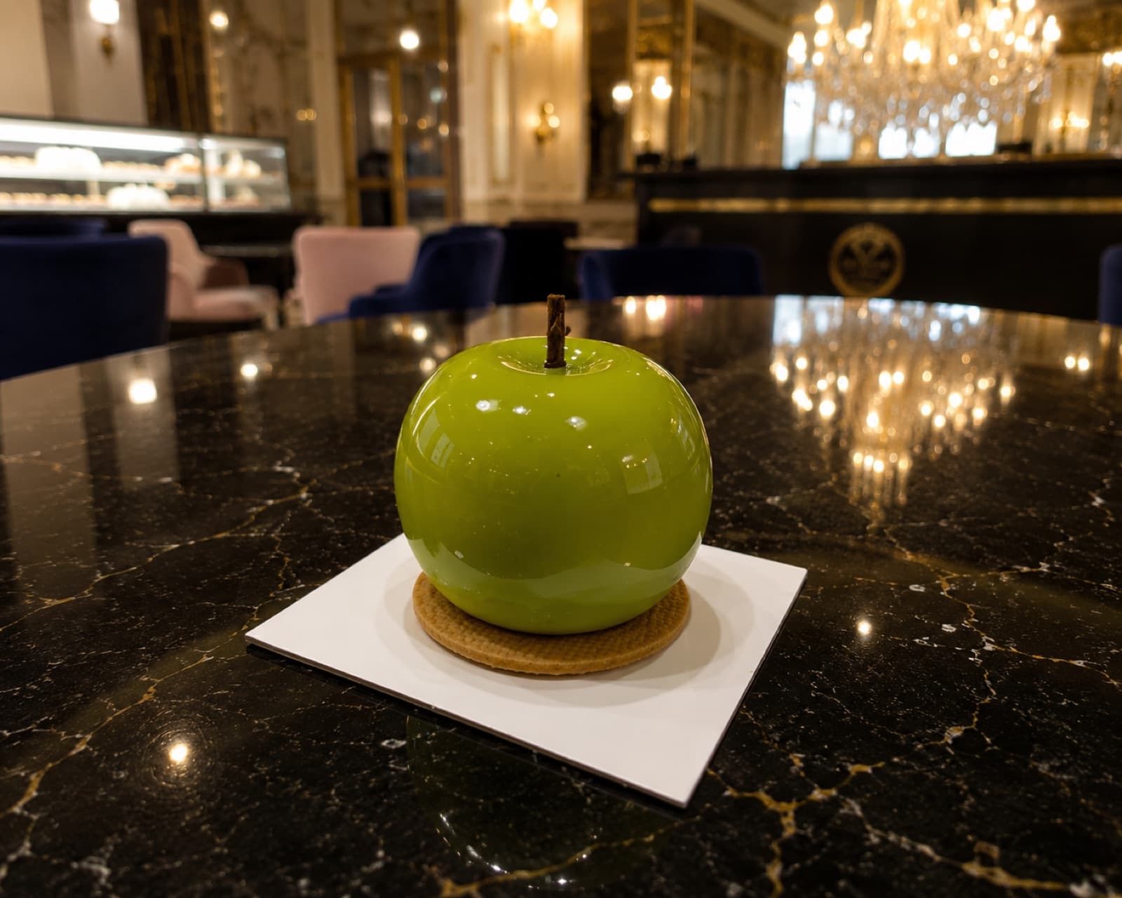 Pâtisserie trompe-l'oeil en forme de pomme verte brillante